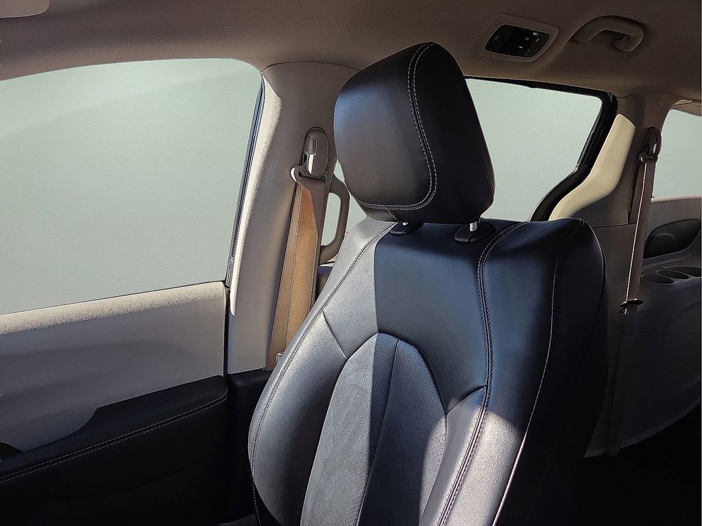 Used 2023 Chrysler Pacifica Touring-L image 25