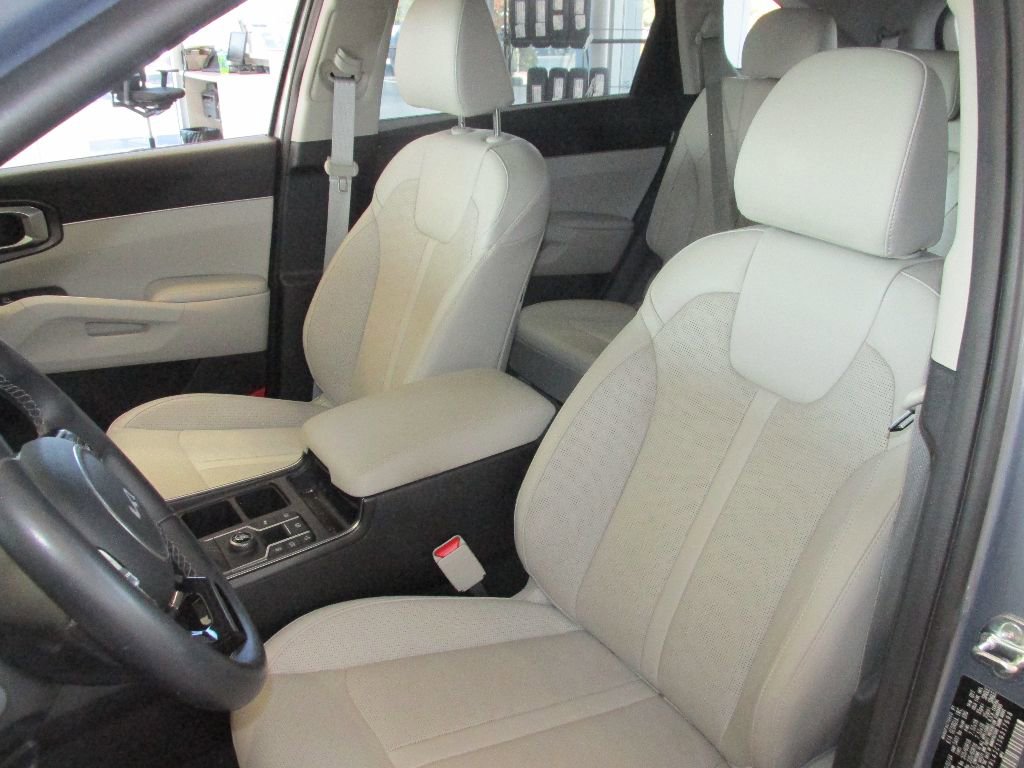 Used 2025 Kia Sorento S image 4