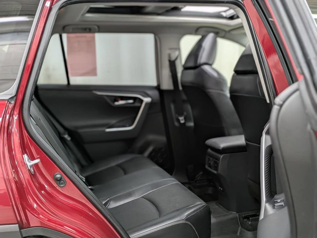 Used 2021 Toyota RAV4 Limited image 28