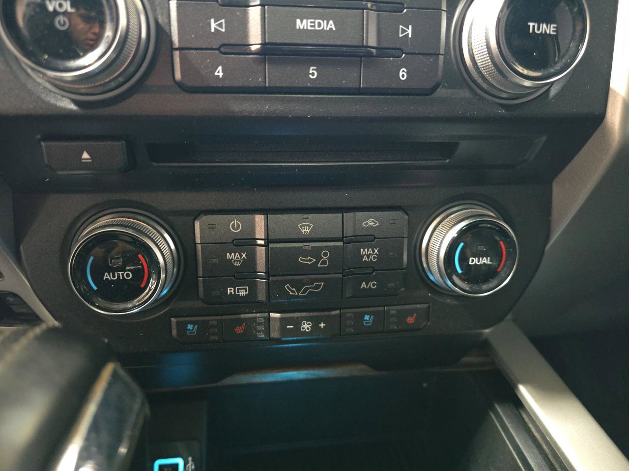 Used 2018 Ford F150 Lariat w/ Equipment Group 502A Luxury AWD/4WD image 15