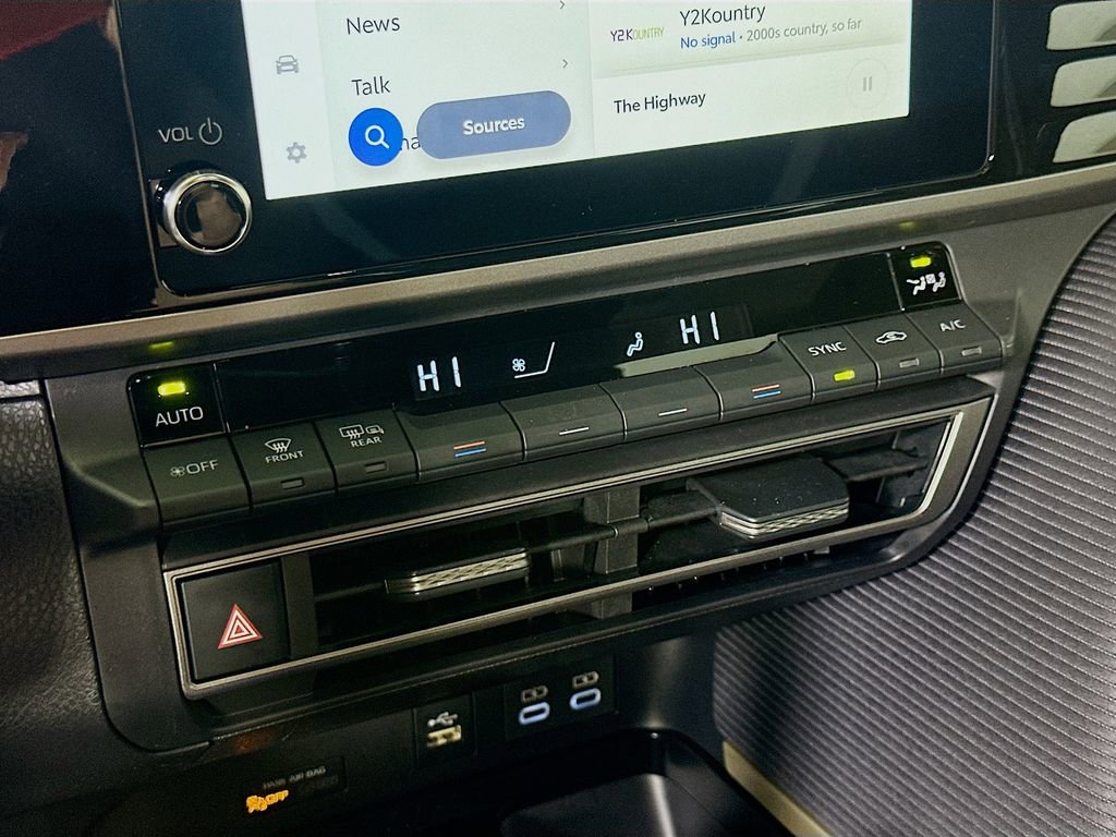 Used 2025 Toyota Camry SE image 25