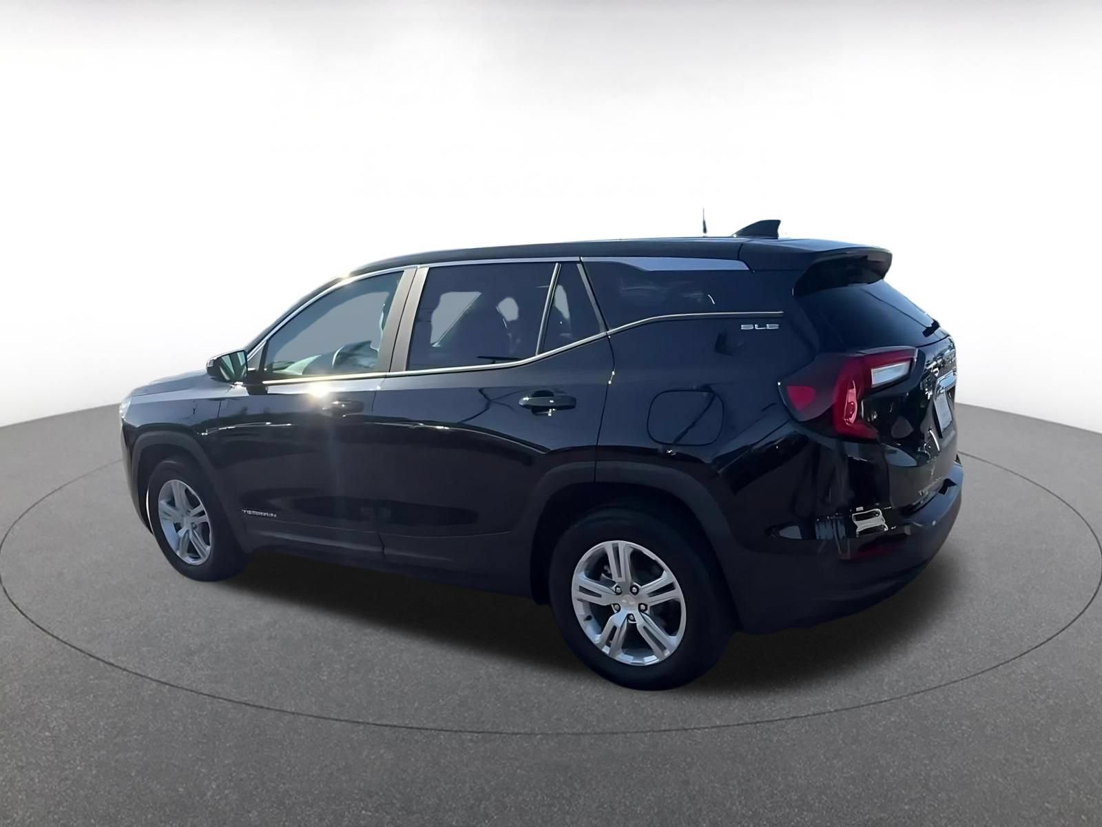 Used 2024 GMC Terrain SLE FWD image 9