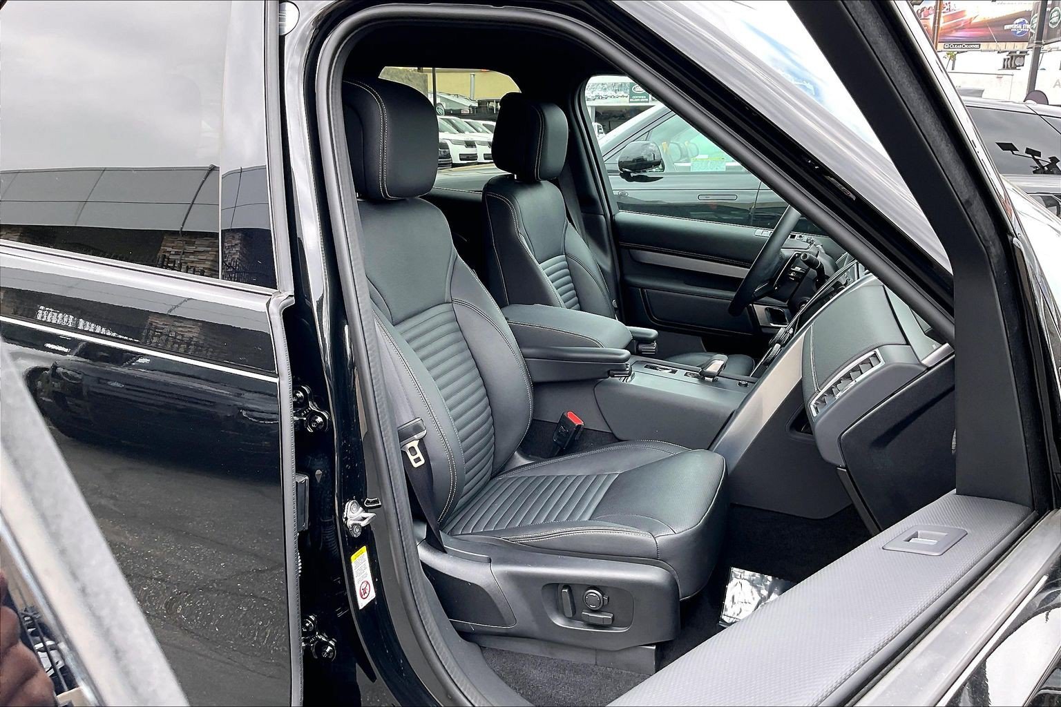 Certified 2025 Land Rover Discovery Dynamic SE AWD/4WD image 7
