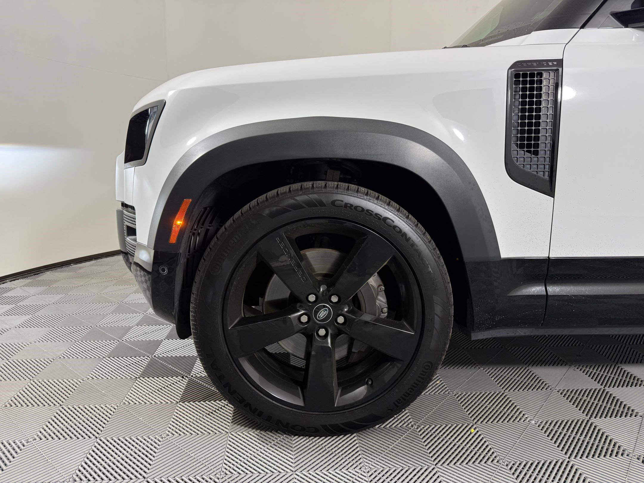 Used 2023 Land Rover Defender 110 X-Dynamic SE image 12