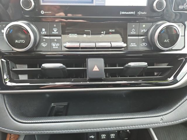 Used 2020 Toyota Highlander XLE image 19