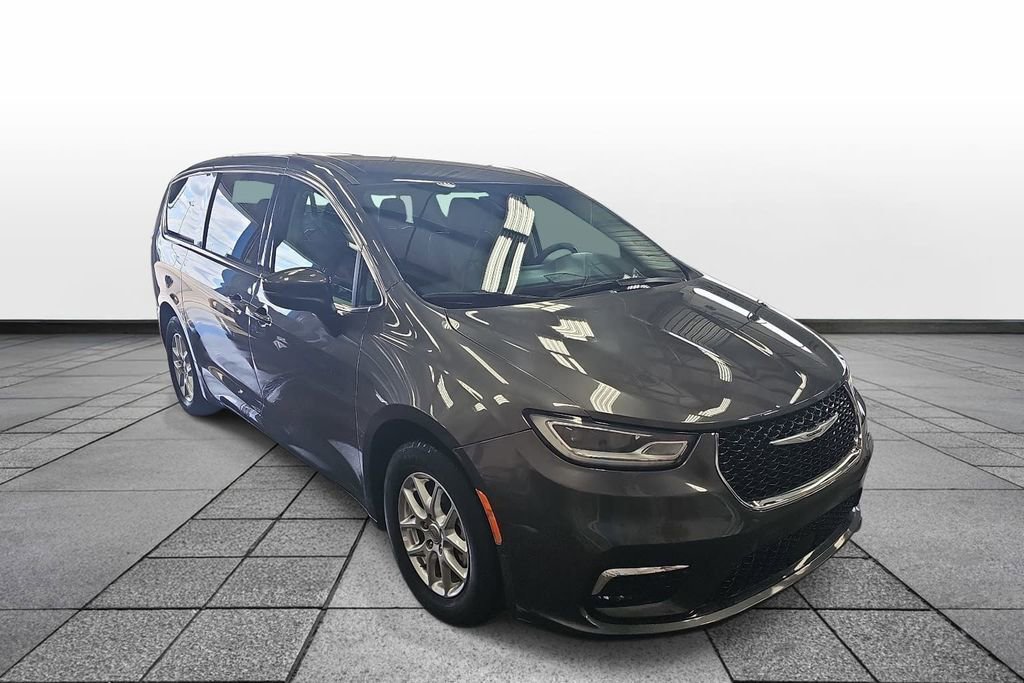 Used 2023 Chrysler Pacifica Touring-L FWD image 3