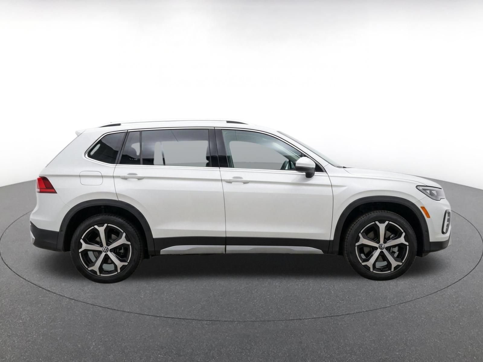 Used 2026 Volkswagen Tiguan SE AWD/4WD image 9