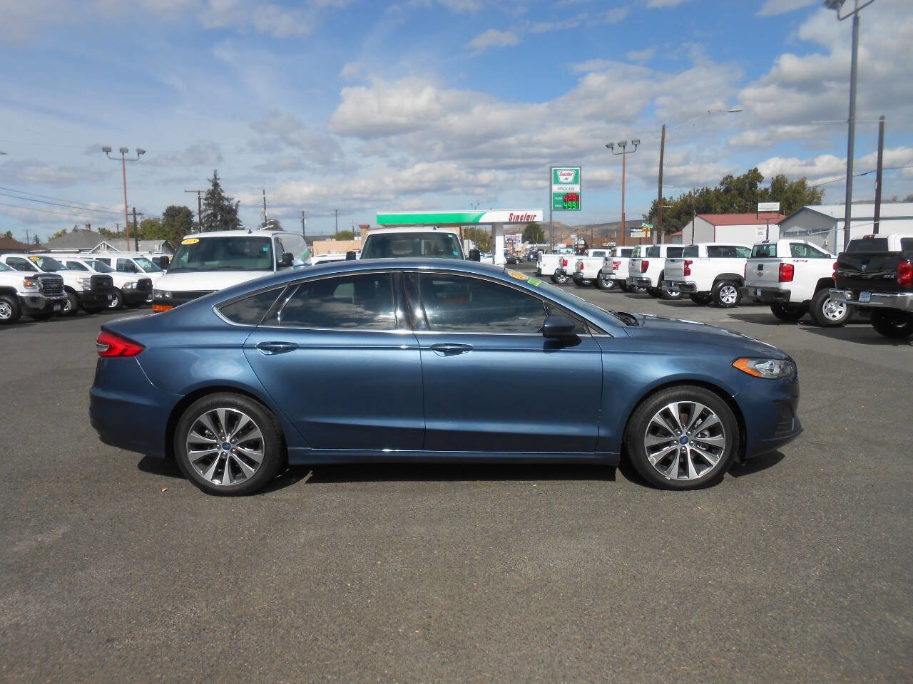 Used 2019 Ford Fusion SE image 2