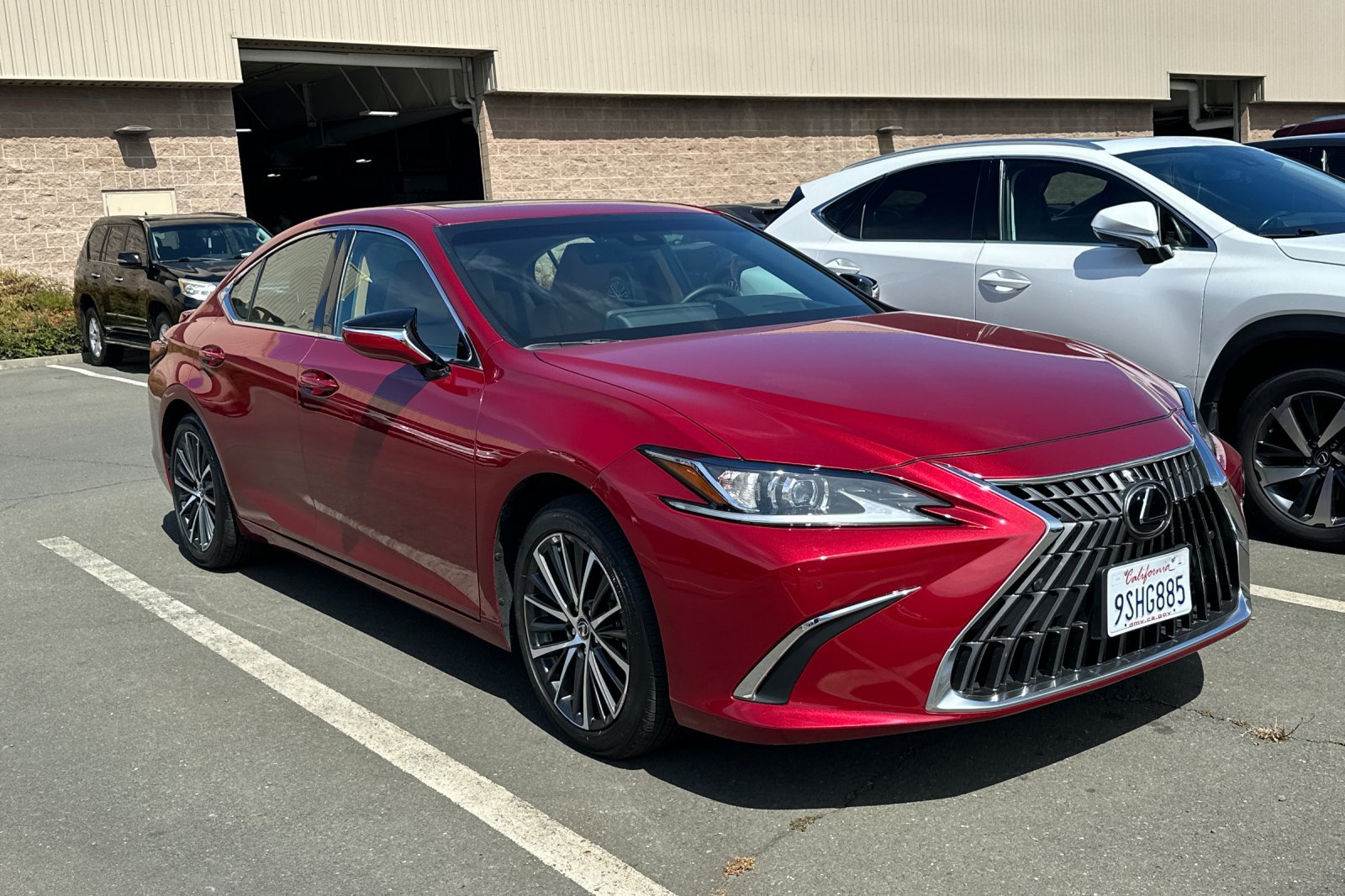 Used 2025 Lexus ES 300h w/ Premium Package FWD image 2