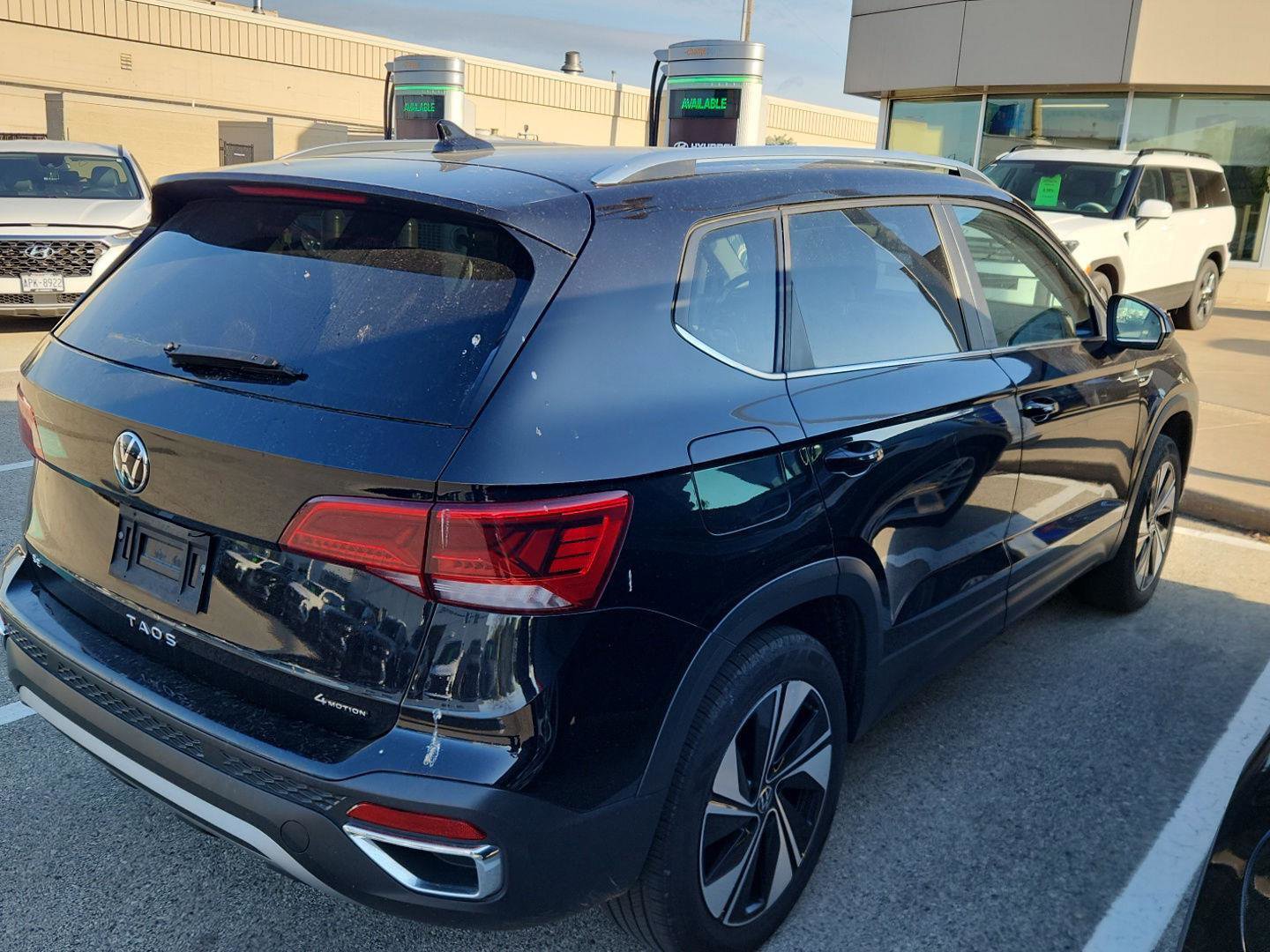 Used 2024 Volkswagen Taos SE AWD/4WD image 4