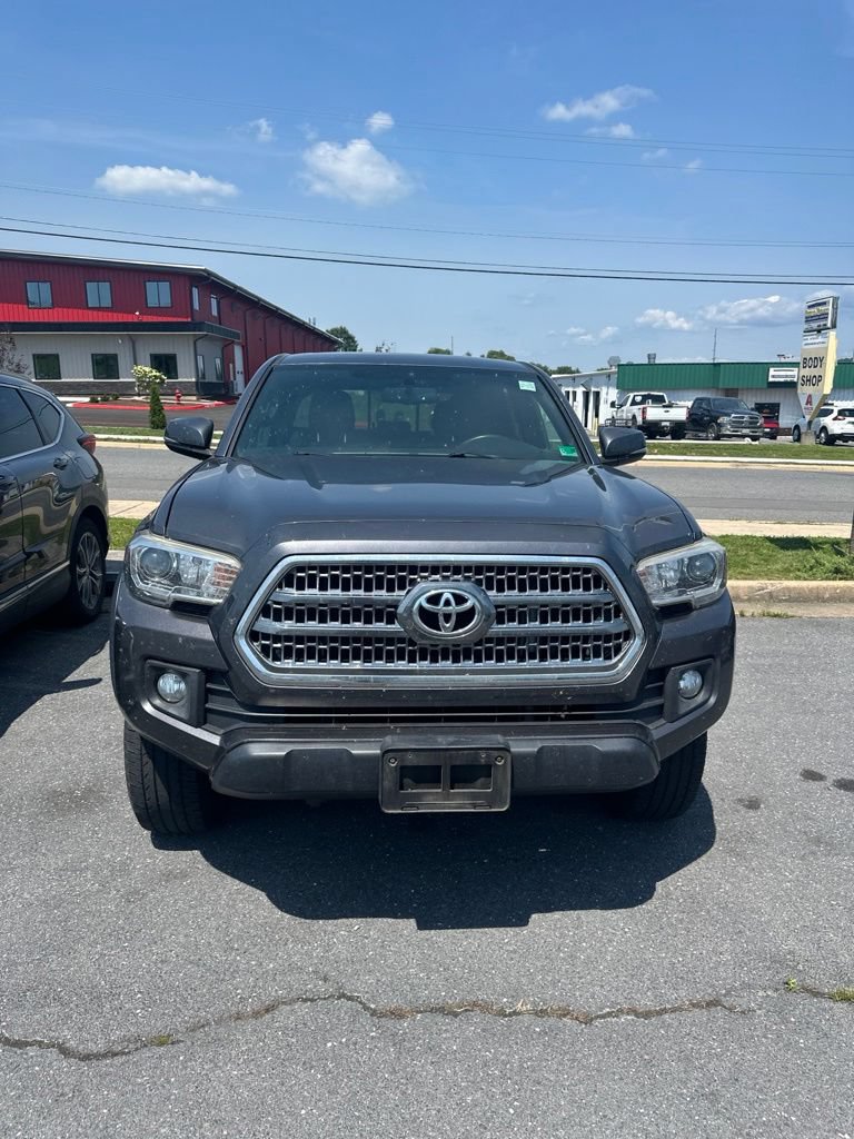 Used 2017 Toyota Tacoma TRD Off-Road w/ Premium & Technology Package AWD/4WD image 2