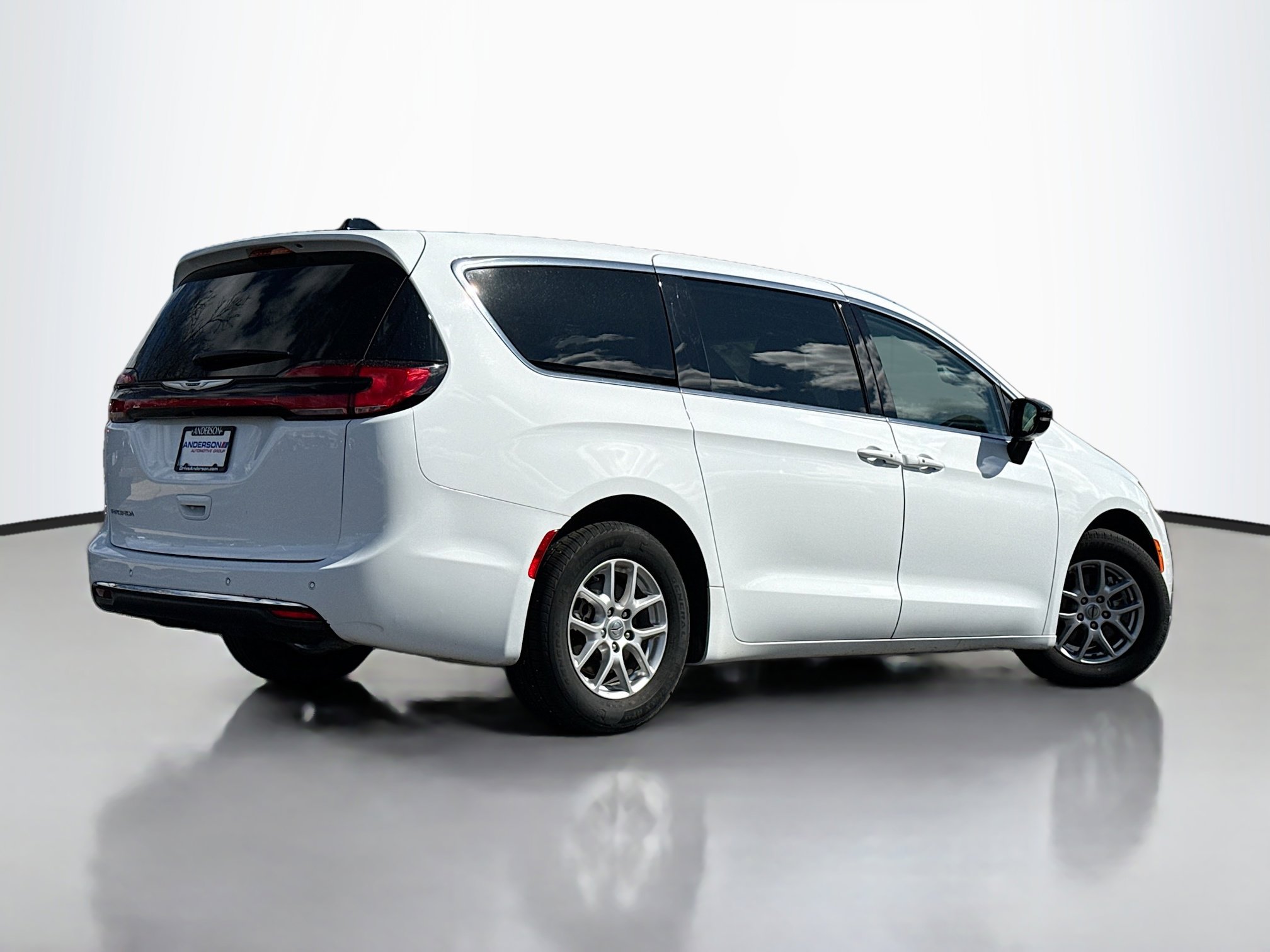 Used 2024 Chrysler Pacifica Touring-L FWD image 2