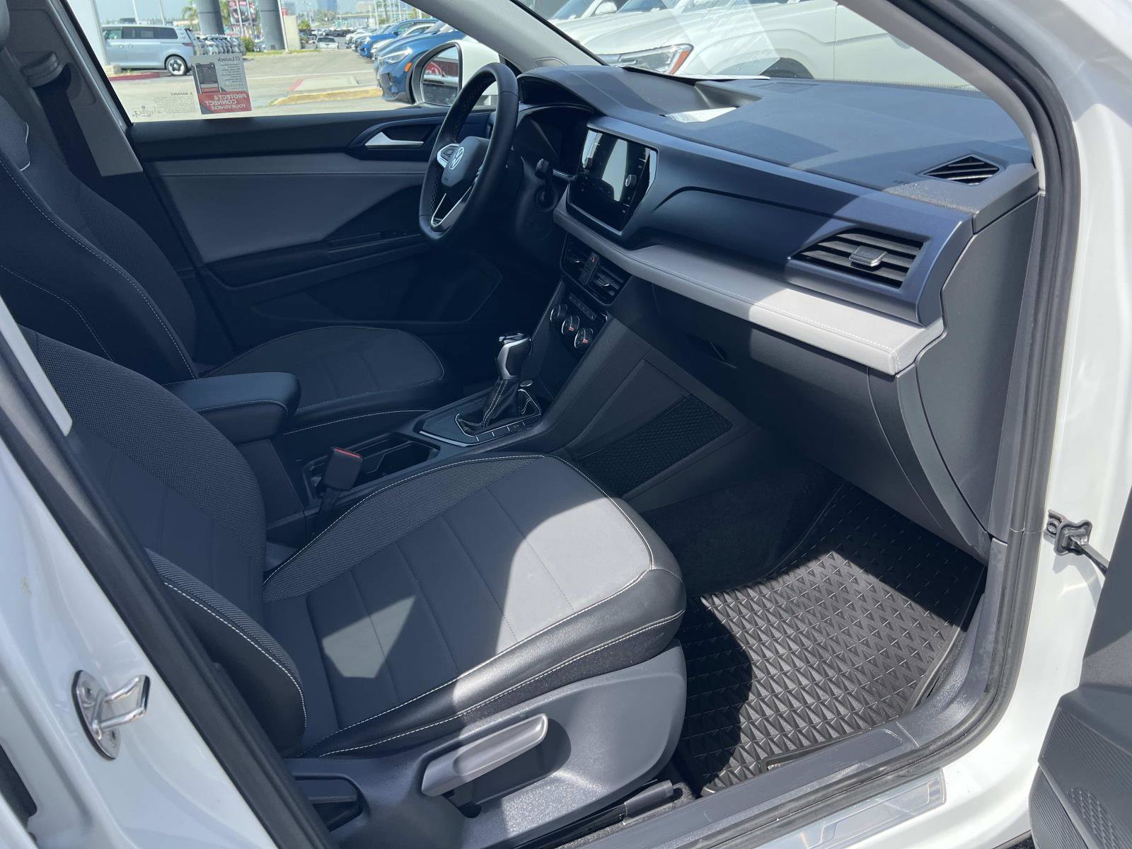 Certified 2023 Volkswagen Taos SE w/ Black Wheel Package image 28