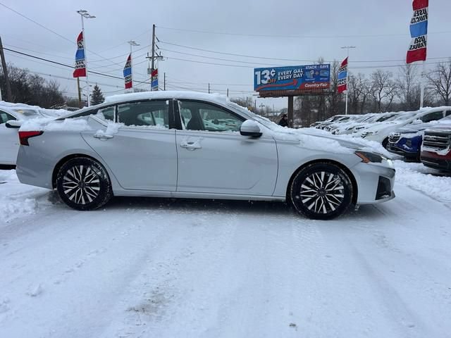 Used 2023 Nissan Altima 2.5 SV FWD image 2