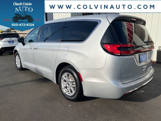 Used 2024 Chrysler Pacifica Touring-L image 11