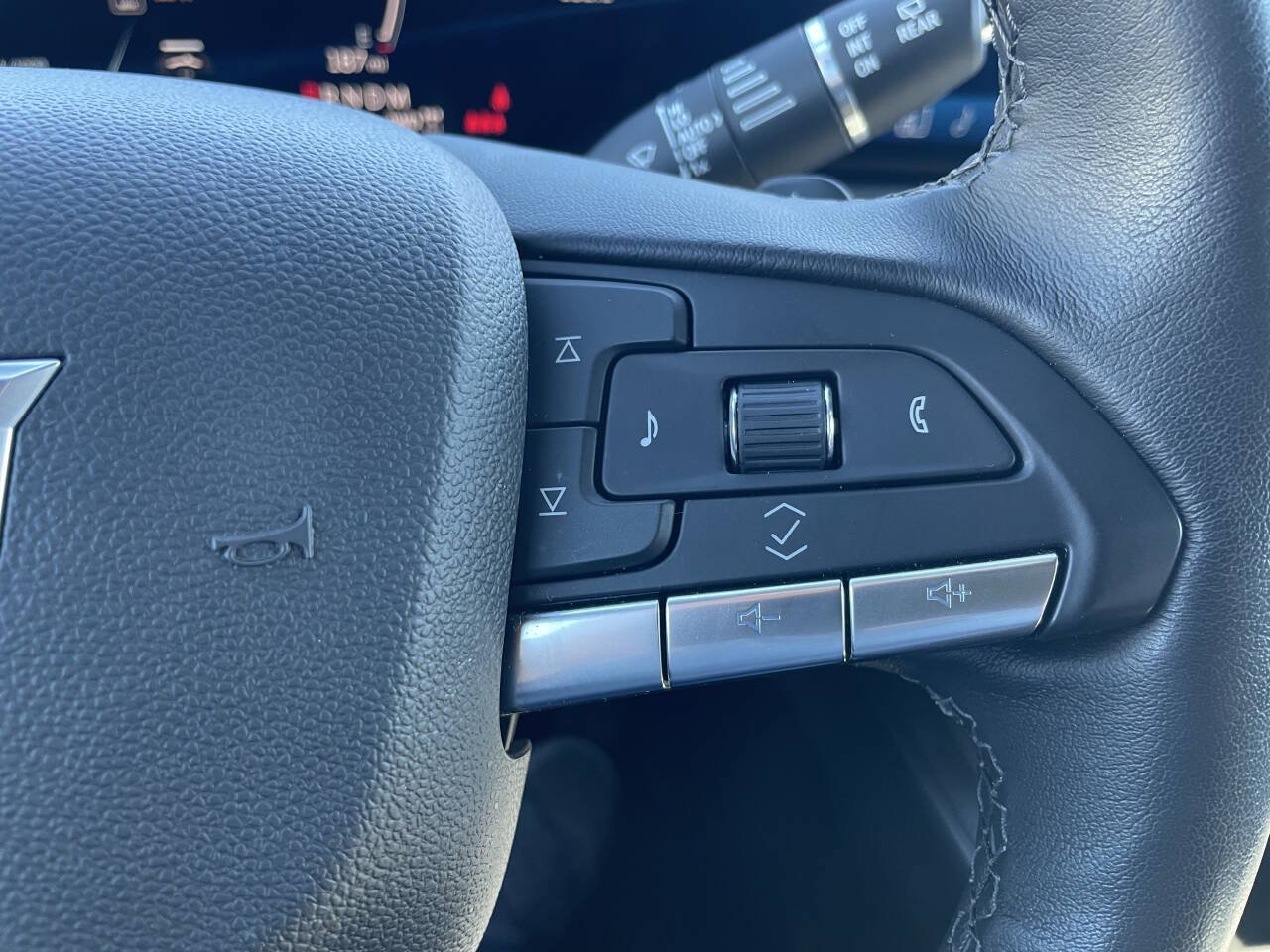 Used 2025 Cadillac XT4 Premium Luxury AWD/4WD image 16