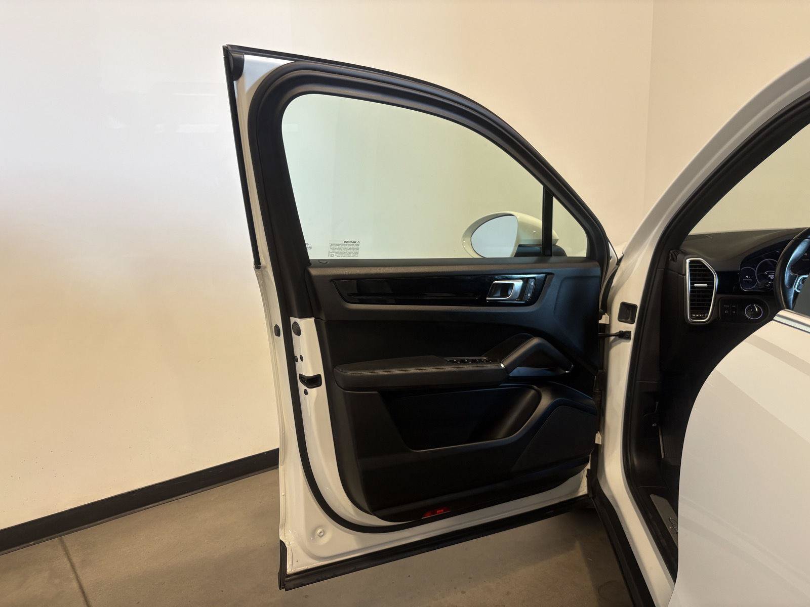 Used 2022 Porsche Cayenne AWD/4WD image 12