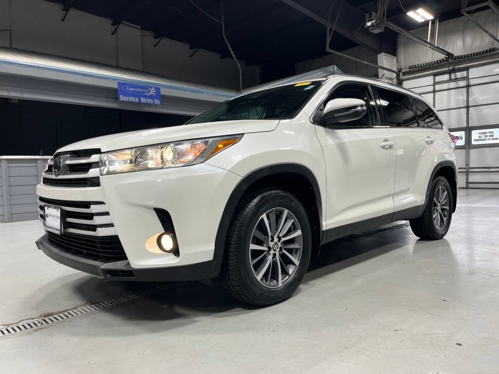 Used 2019 Toyota Highlander XLE AWD/4WD image 3