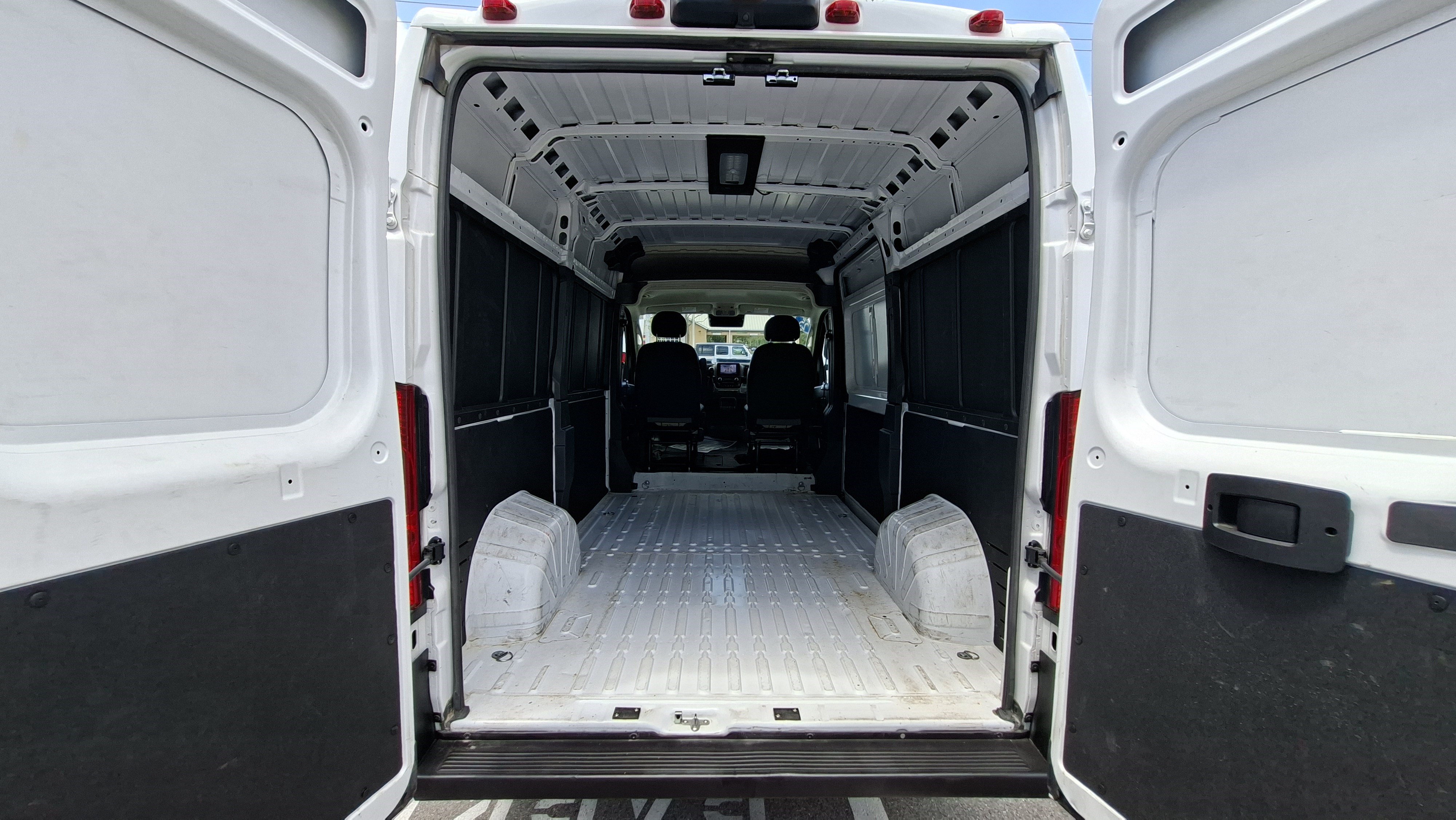 Used 2025 RAM ProMaster 2500 w/ Convenience Group FWD image 19