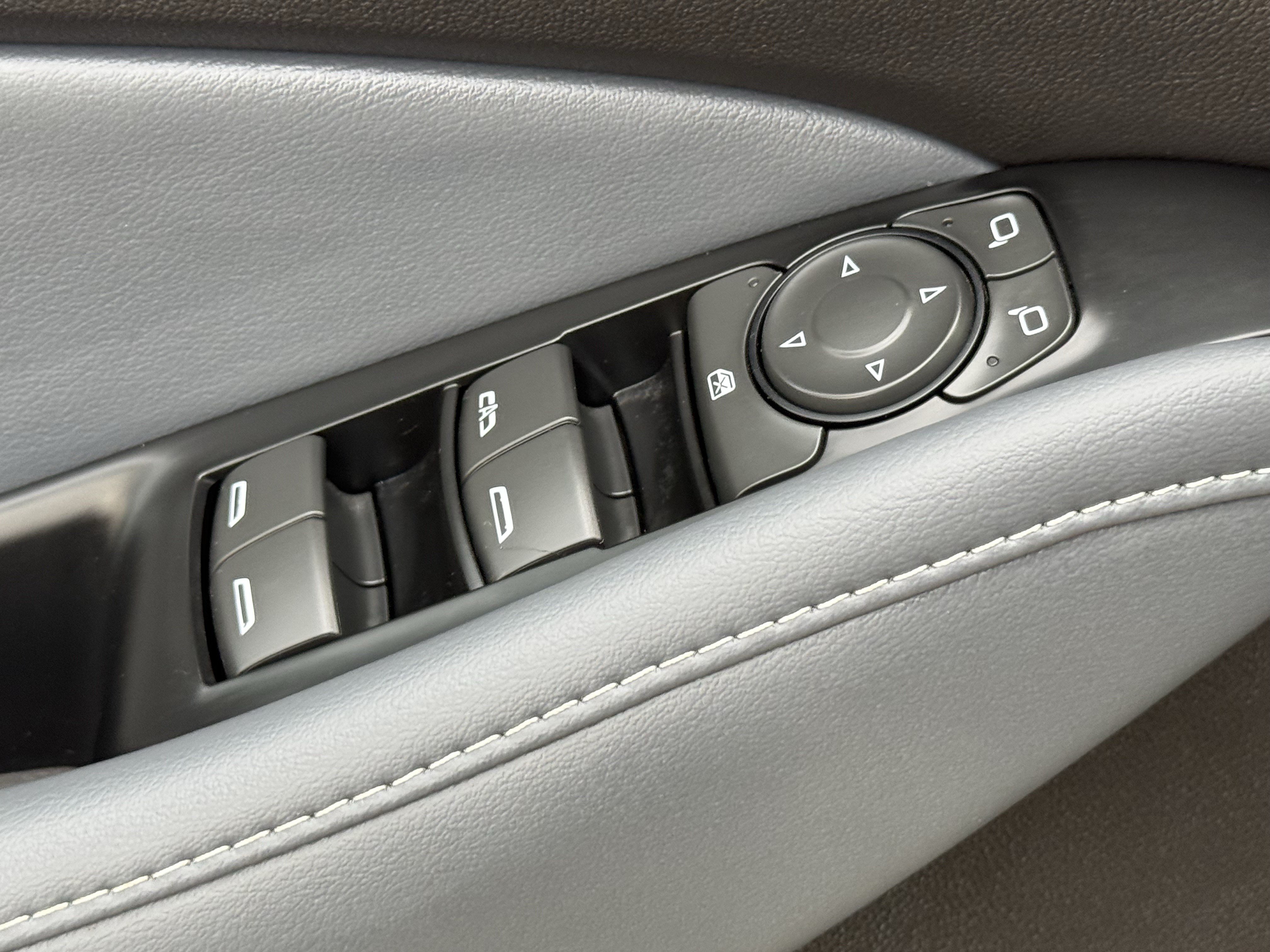 Used 2024 Buick Enclave Essence w/ Experience Buick Package FWD image 26