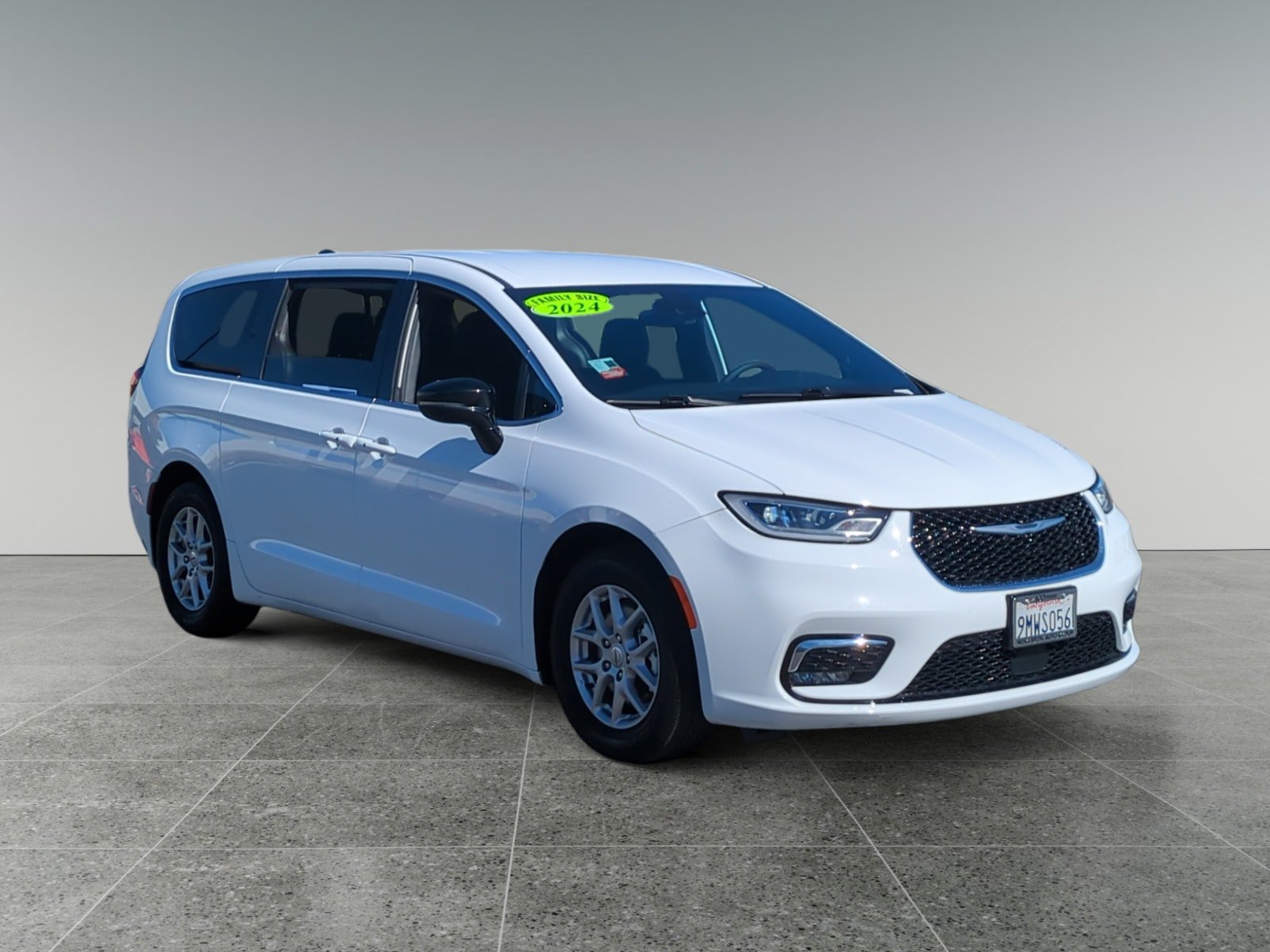 Used 2024 Chrysler Pacifica Touring FWD image 7
