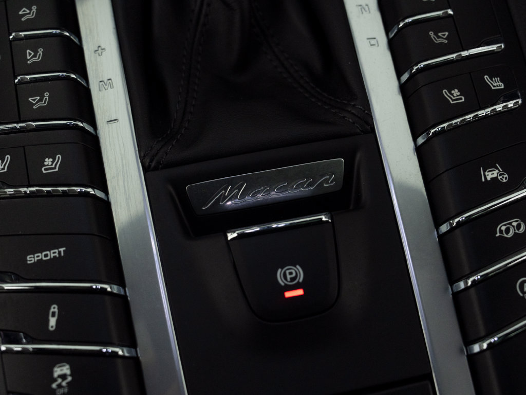 Certified 2021 Porsche Macan Turbo AWD/4WD image 31