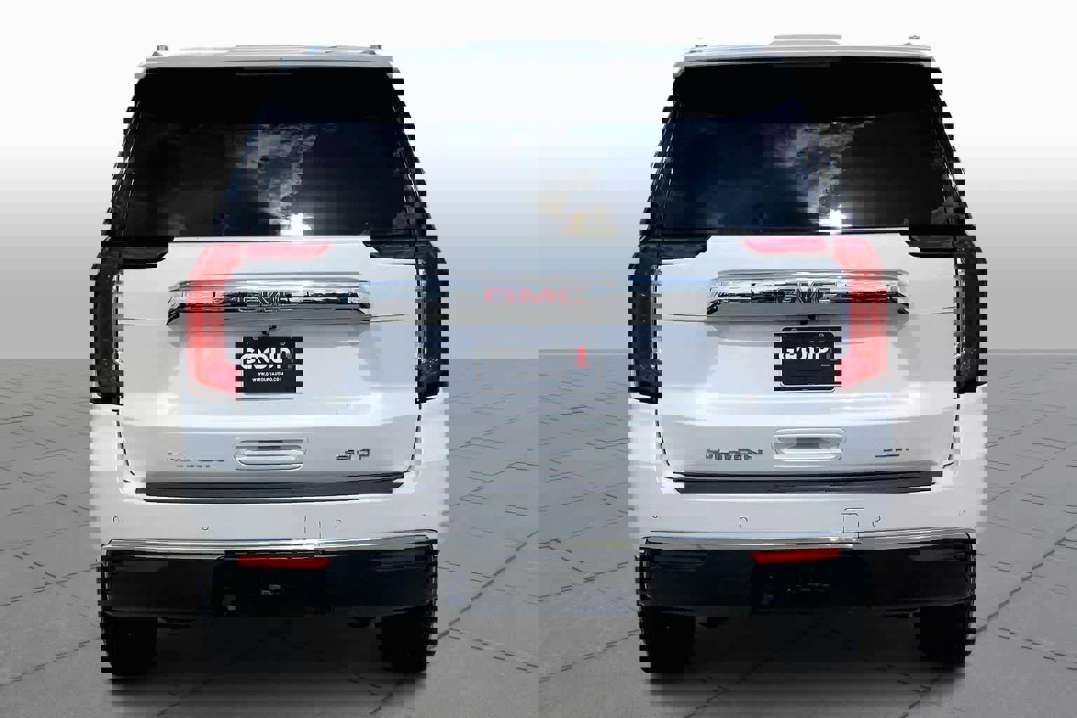 Used 2023 GMC Yukon SLT w/ SLT Premium Package AWD/4WD image 5