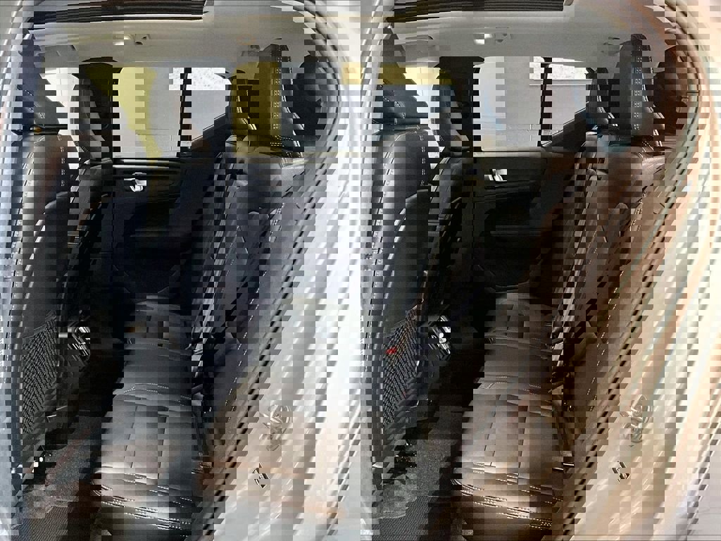 Used 2025 Volvo XC40 B5 Plus image 15