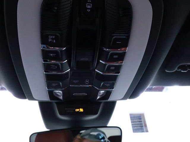 Certified 2024 Porsche Macan AWD/4WD image 36