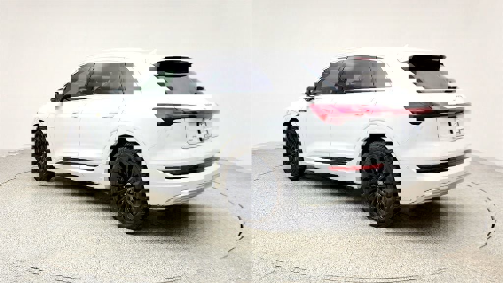 Used 2019 Audi e-tron Prestige w/ Prestige Package image 7