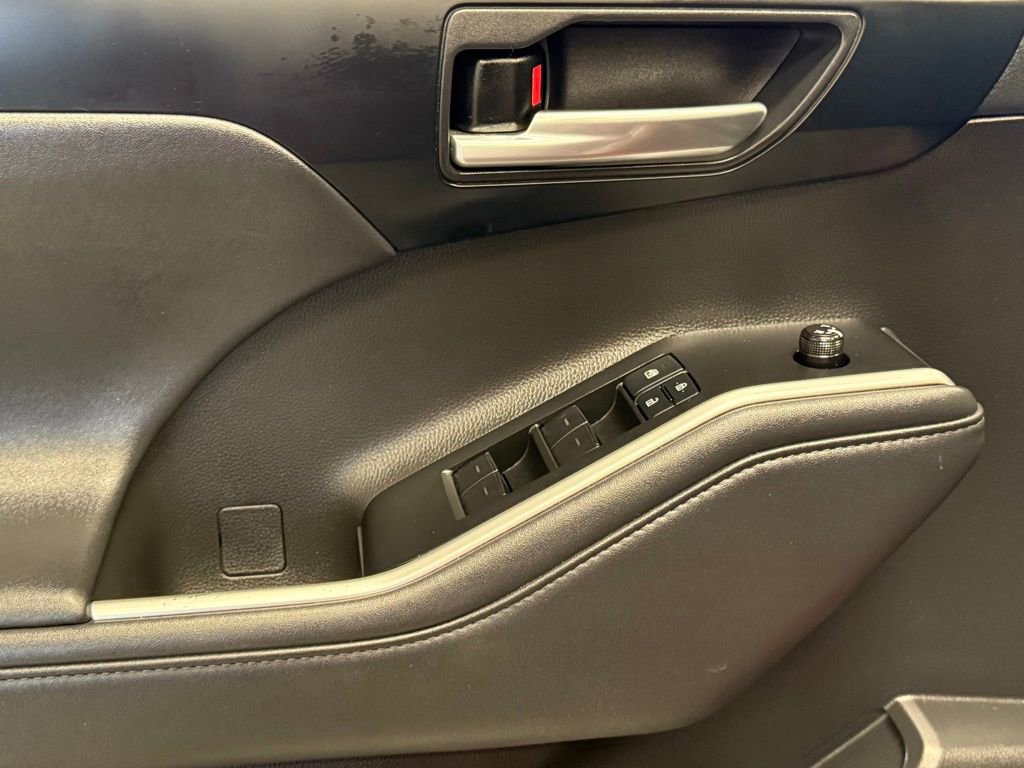 Used 2022 Toyota Highlander XLE image 18