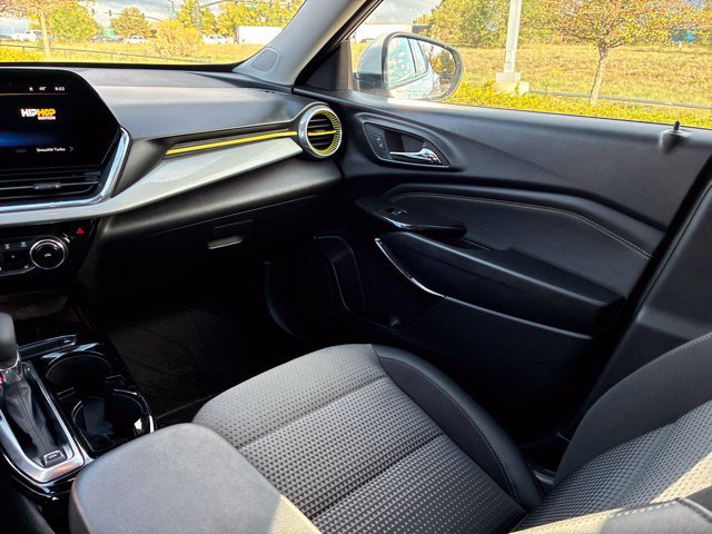 Used 2025 Chevrolet Trax LT w/ LT Convenience Package FWD image 26