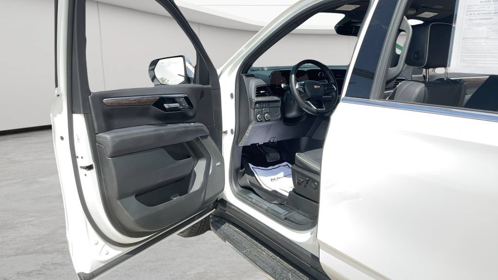 Used 2025 Chevrolet Suburban Premier AWD/4WD image 68