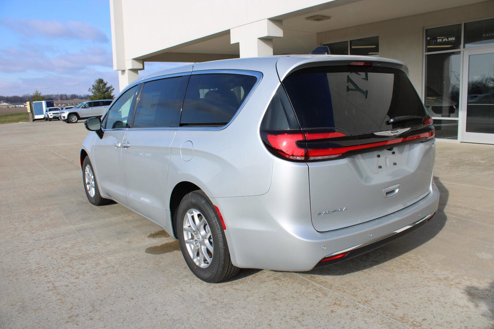 New 2026 Chrysler Pacifica Select image 9
