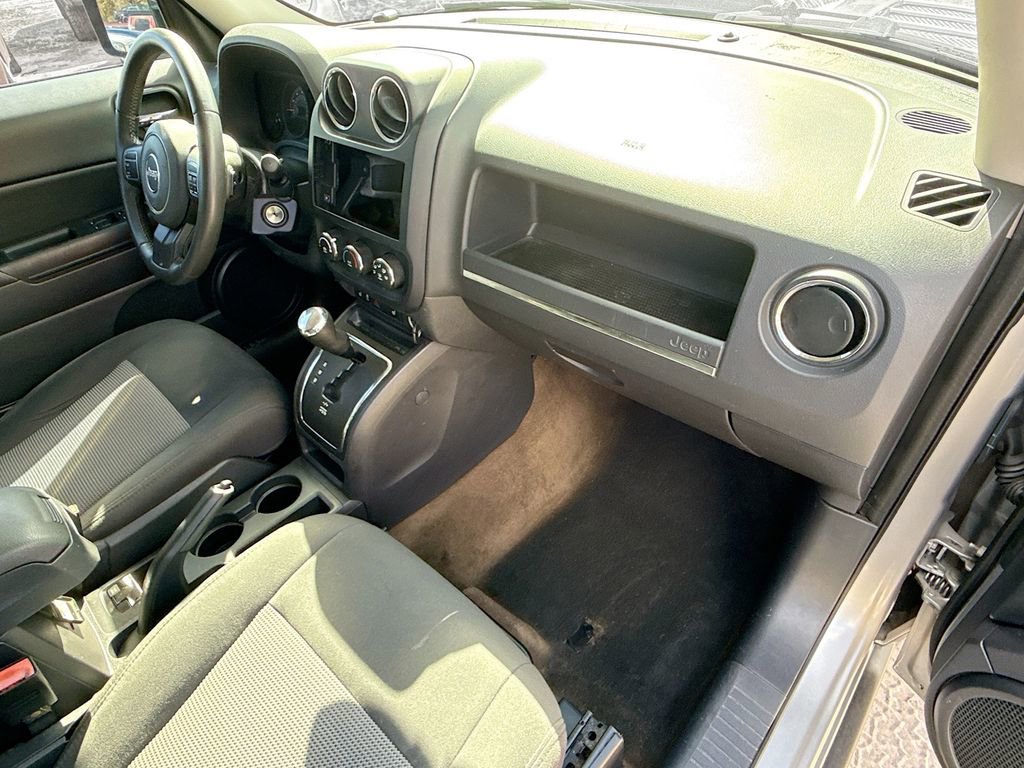 Used 2017 Jeep Patriot Latitude AWD/4WD image 32