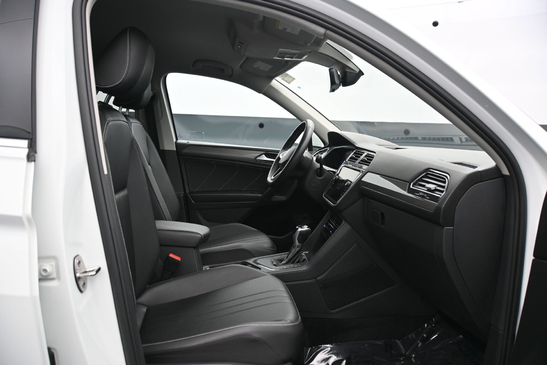 Used 2022 Volkswagen Tiguan SE FWD image 13