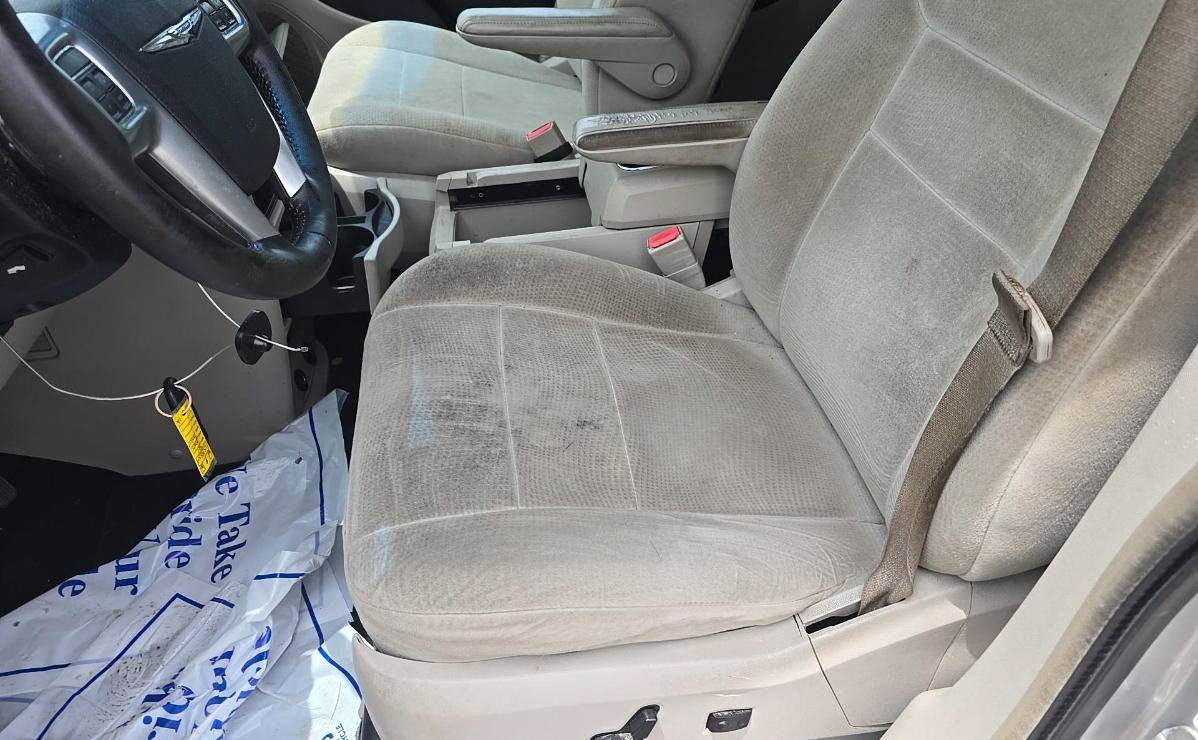 Used 2011 Chrysler Town & Country Touring FWD image 7