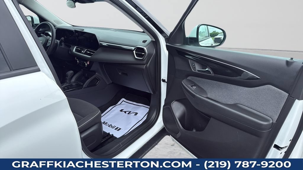 Used 2025 Chevrolet TrailBlazer LT AWD/4WD image 23