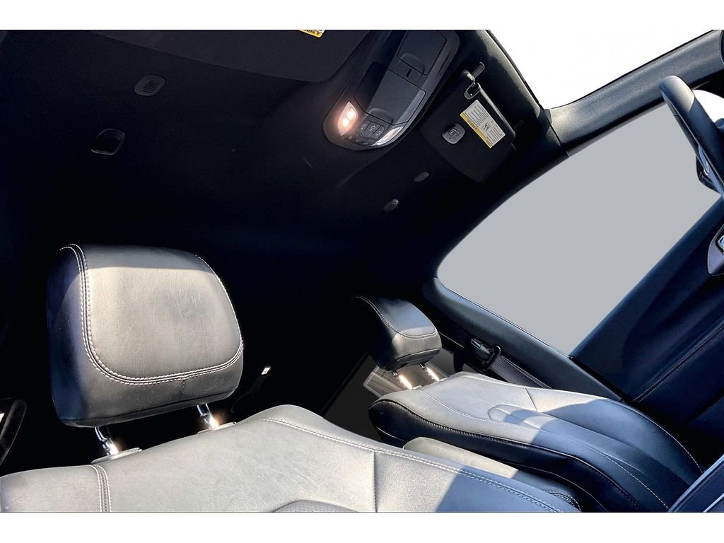 Used 2025 Chrysler Pacifica Select image 19