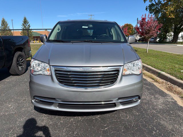 Used 2016 Chrysler Town & Country Touring FWD image 3