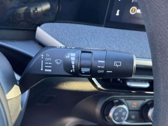 Used 2025 Nissan Kicks SV FWD image 27