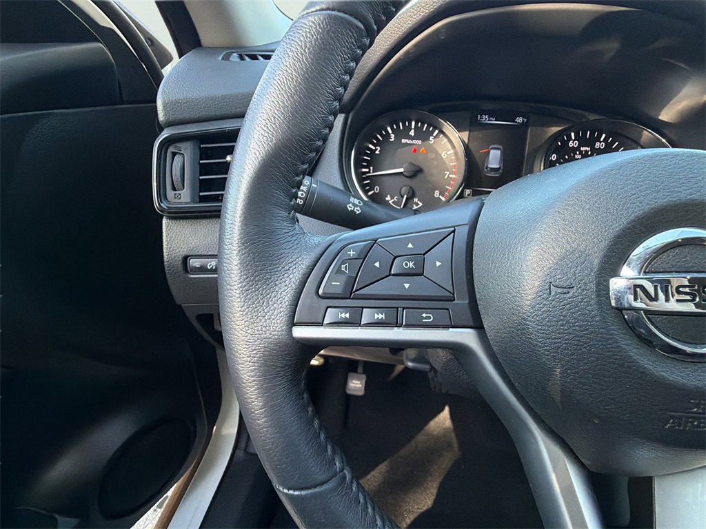 Used 2017 Nissan Rogue SV image 25