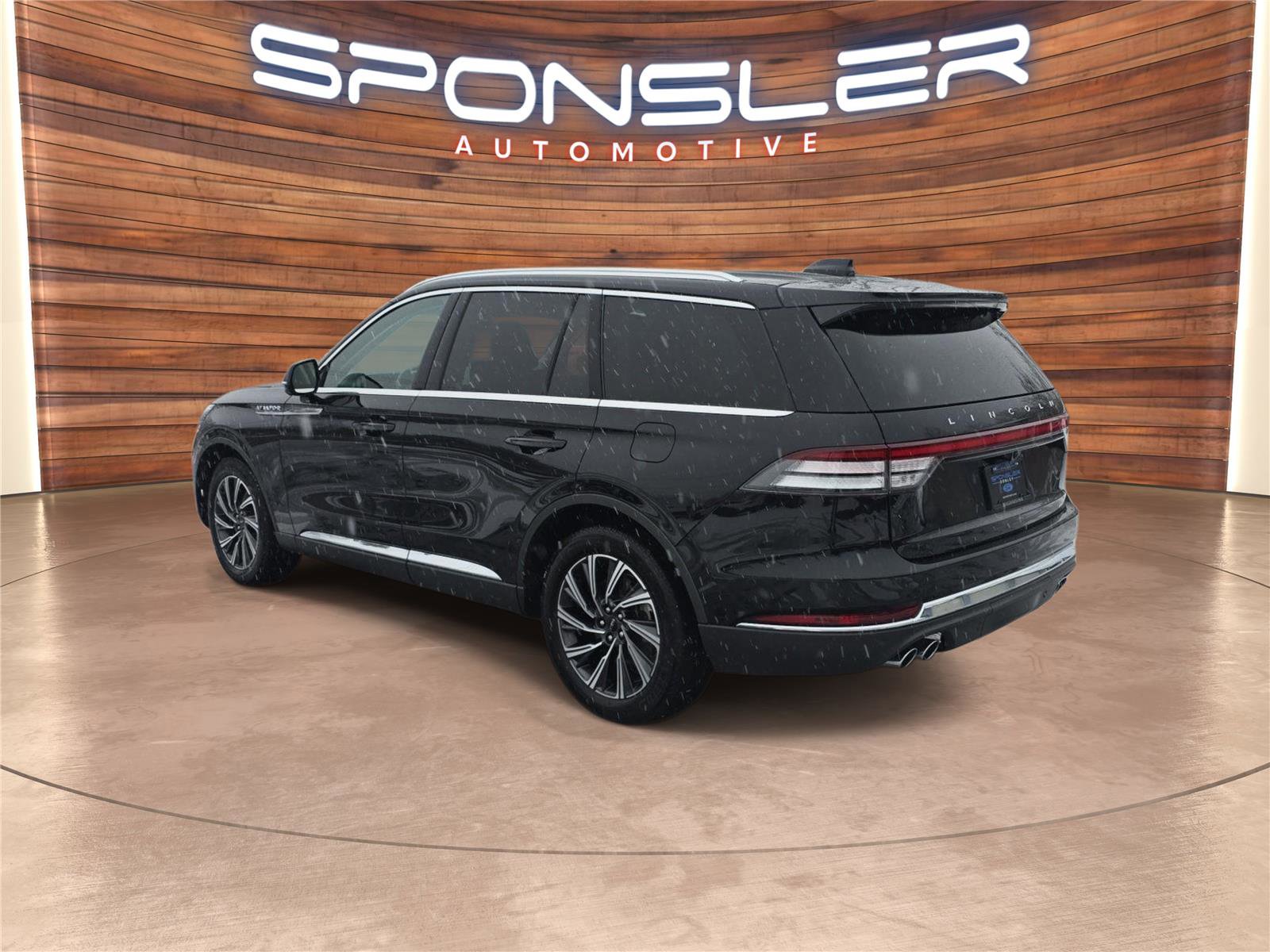 Used 2025 Lincoln Aviator AWD image 3