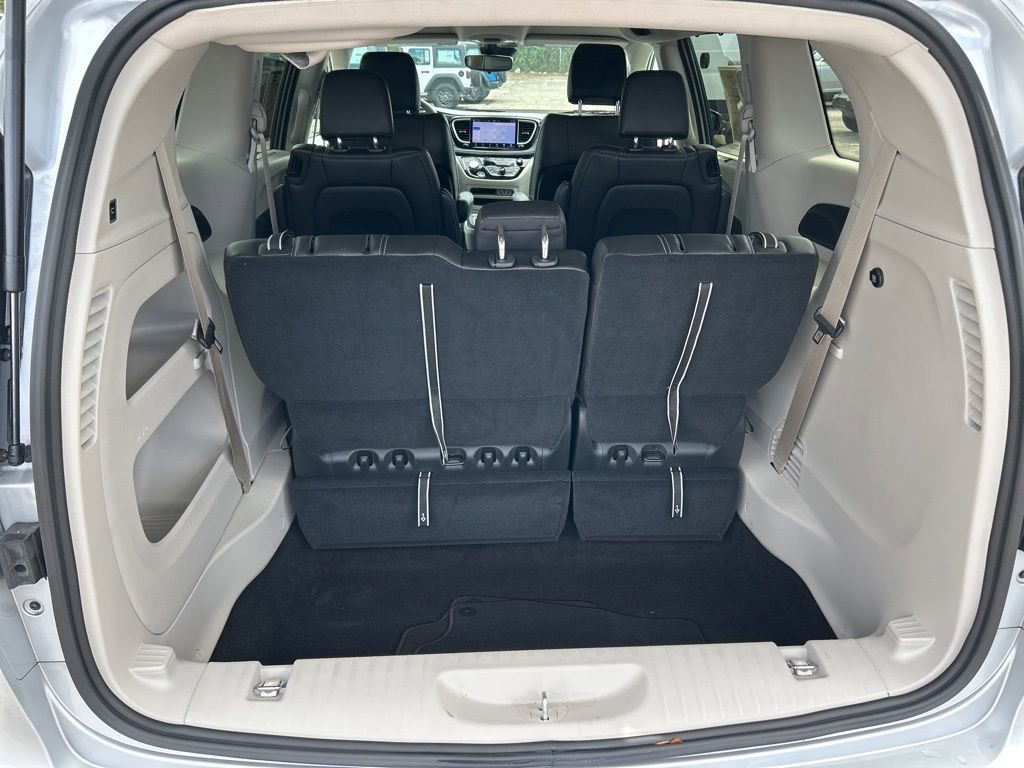 Used 2024 Chrysler Pacifica Touring-L image 27