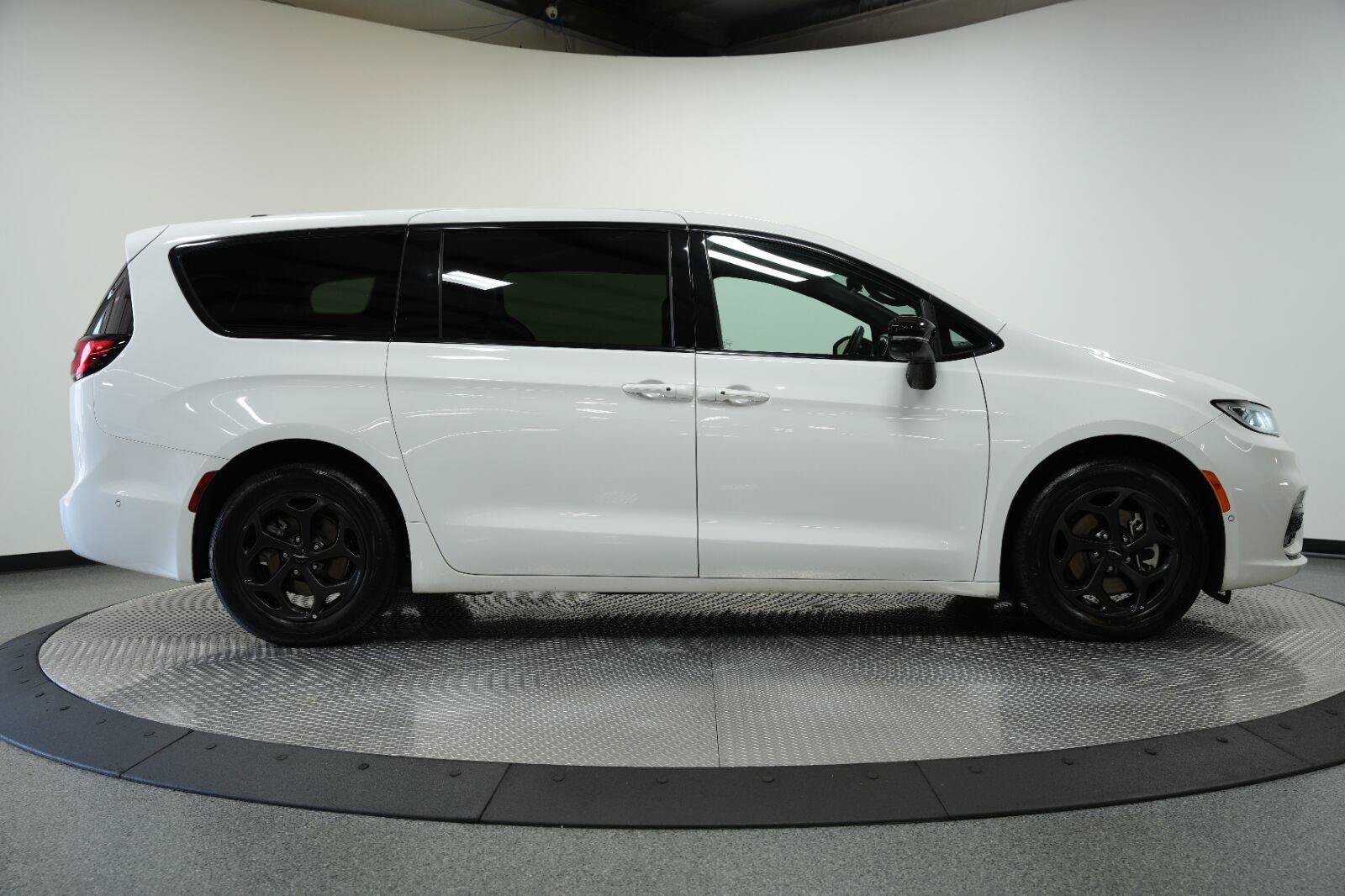 Used 2024 Chrysler Pacifica Limited FWD image 9