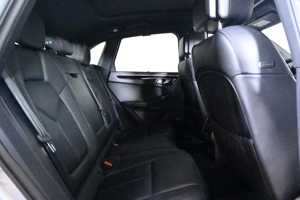 Certified 2024 Porsche Macan AWD/4WD image 19