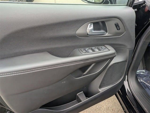 New 2026 Chrysler Pacifica Select FWD image 15