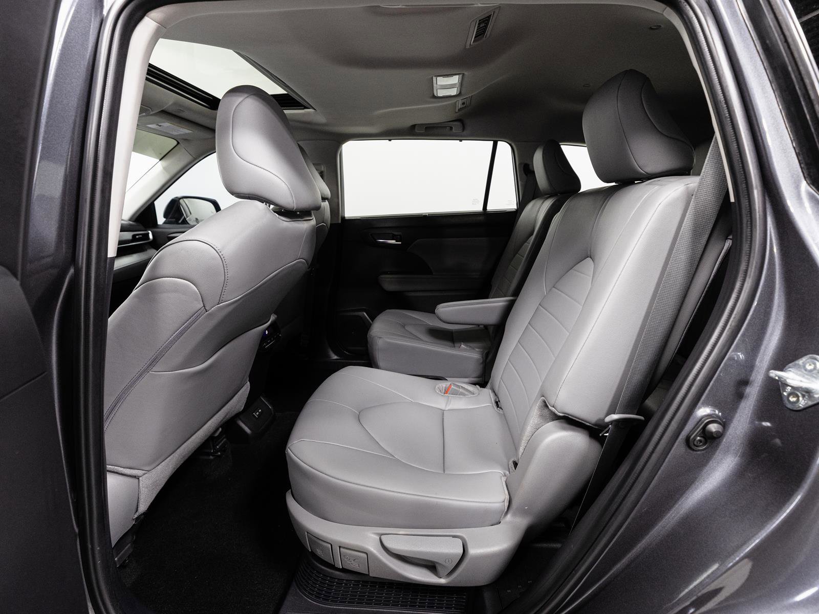 Certified 2025 Toyota Highlander XLE image 6