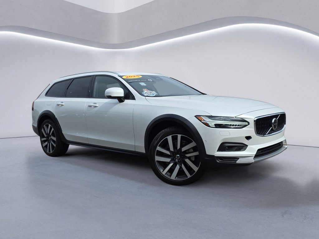 Used 2025 Volvo V90 B6 Cross Country Ultra AWD/4WD image 2