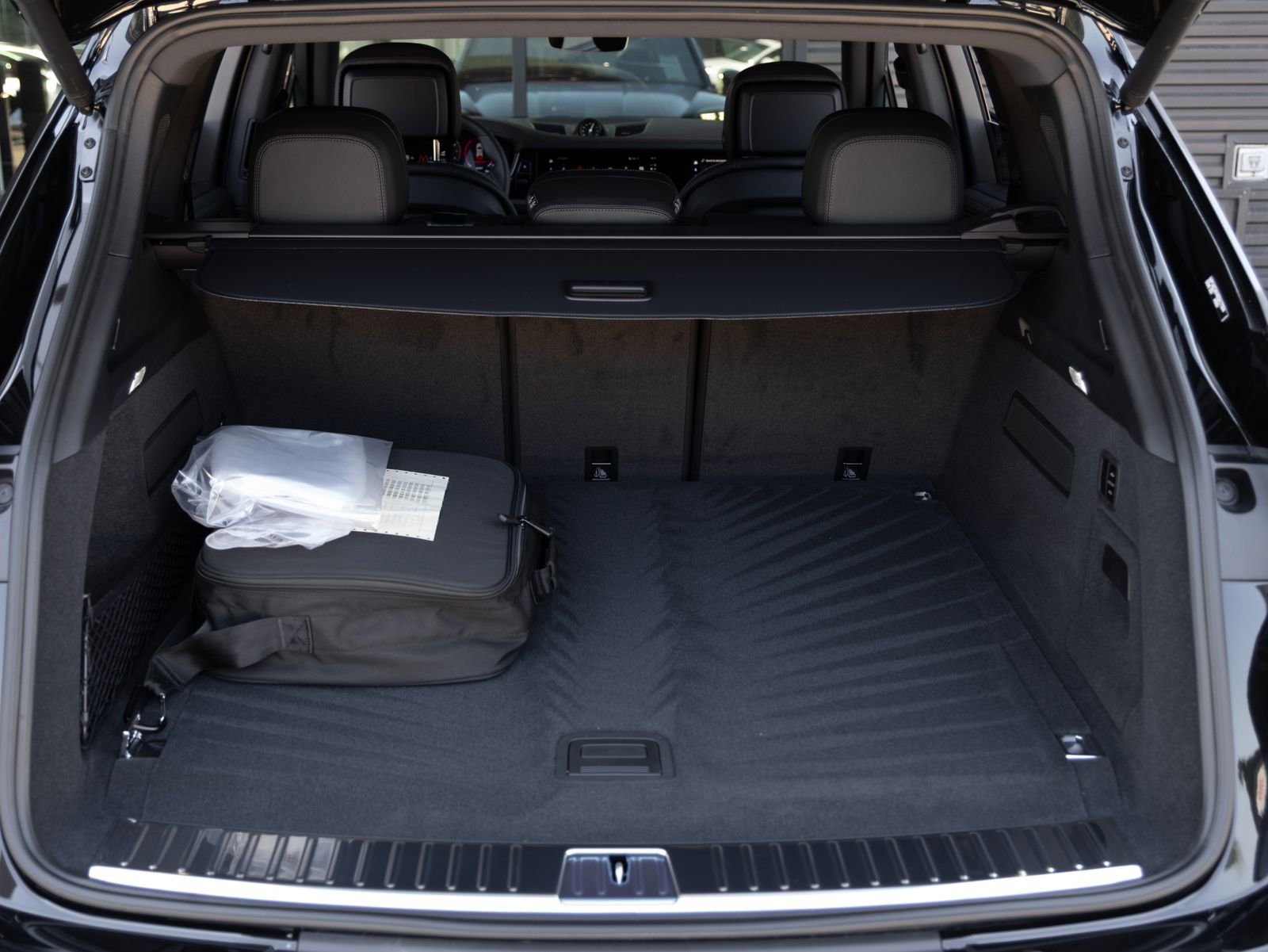 Certified 2025 Porsche Cayenne E-Hybrid AWD/4WD image 32